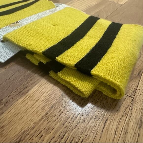NEW!! Harry Potter HUFFLEPUFF Scarf, Adult OS - Picture 5 of 7